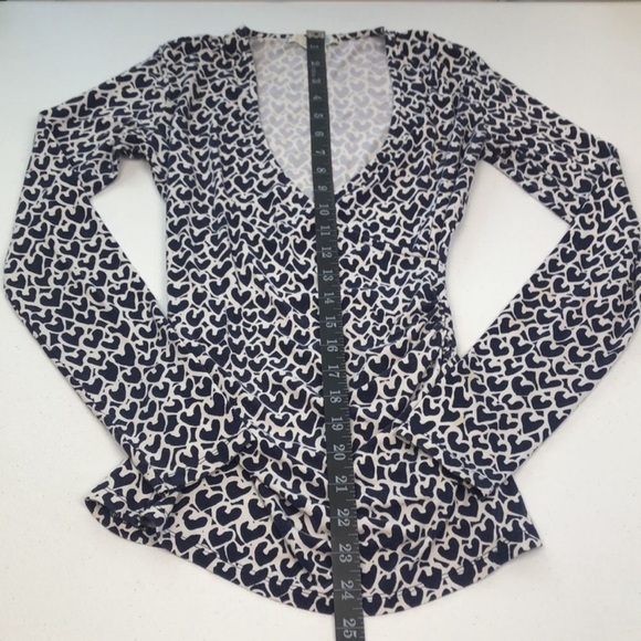 Boden Navy/White Heart Print Faux Wrap V-Neck Long Sleeve Ruched Side Top - Picture 3 of 6
